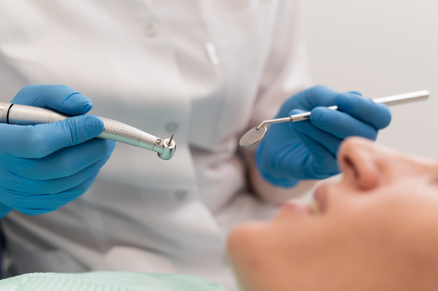 Dentista revisando los dientes de un paciente