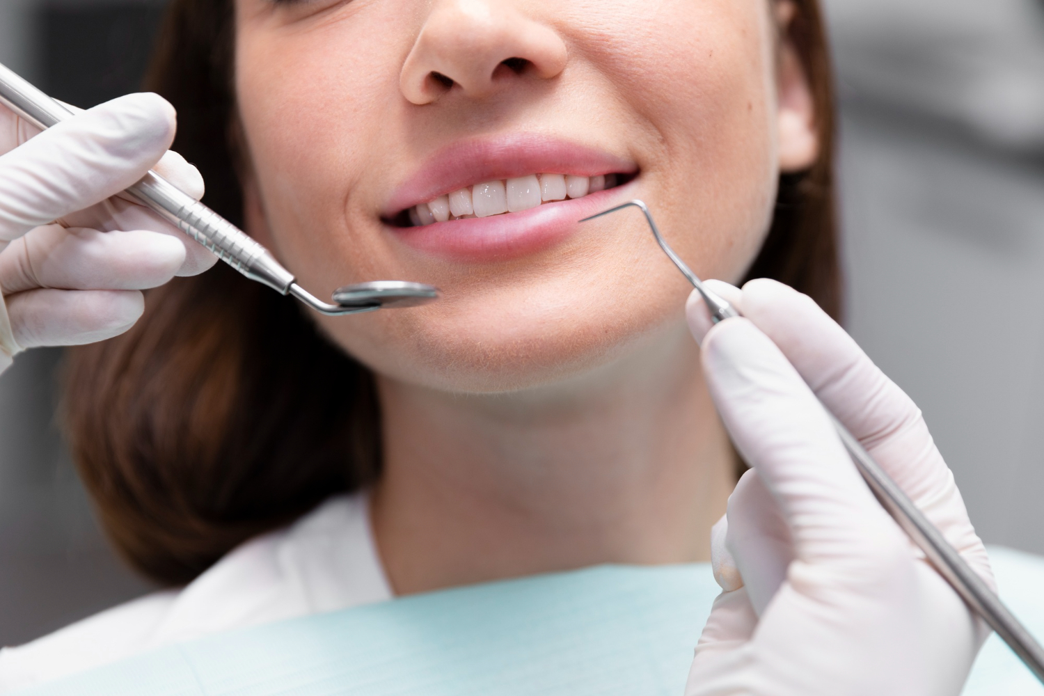Dentista revisando dentadura clienta