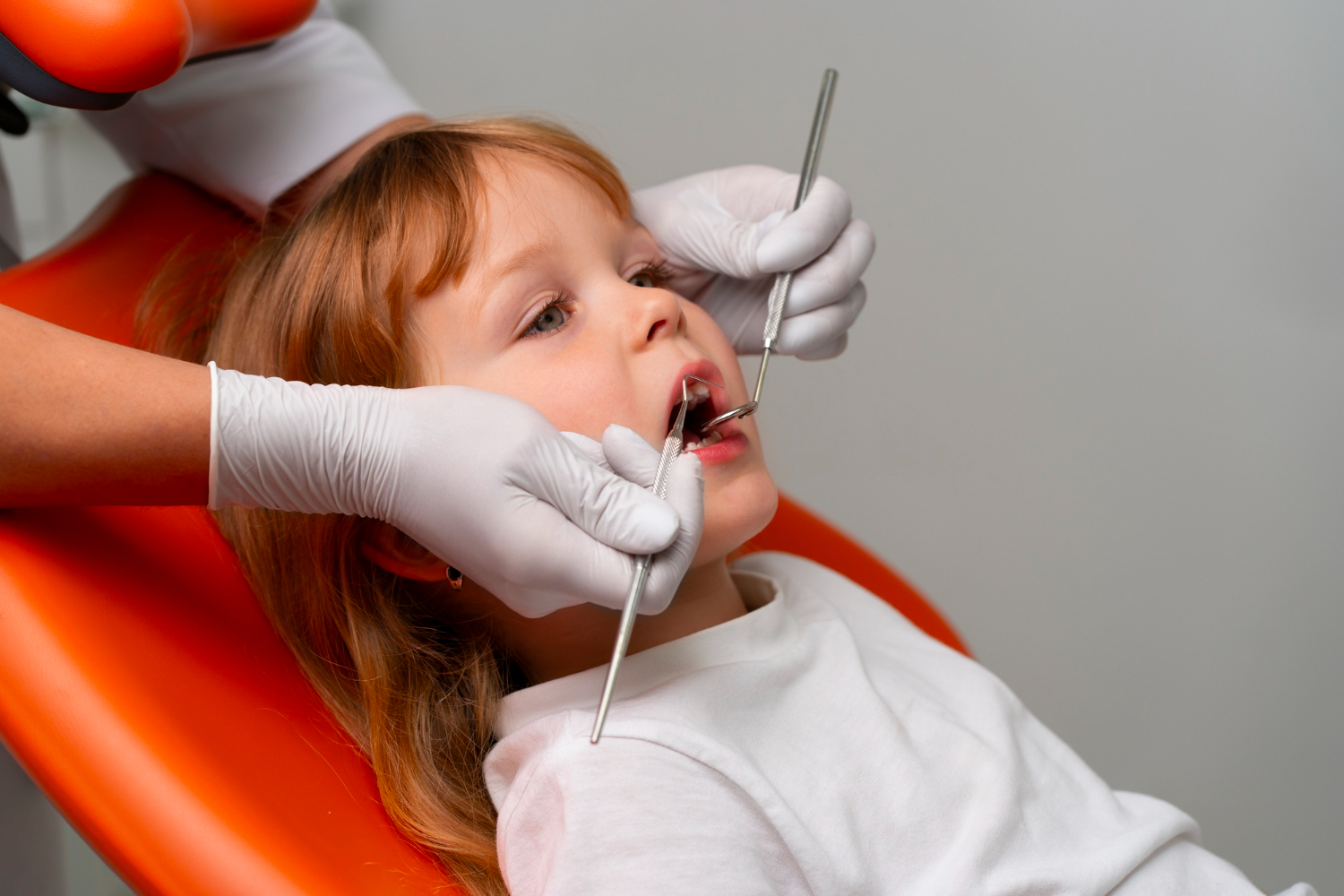 Dentista examinando una niña